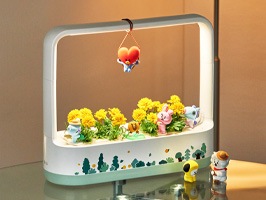 BT21 스페셜 에디션 스티커와 캐릭터 피규어로 으로 장식된 LG 틔운 미니